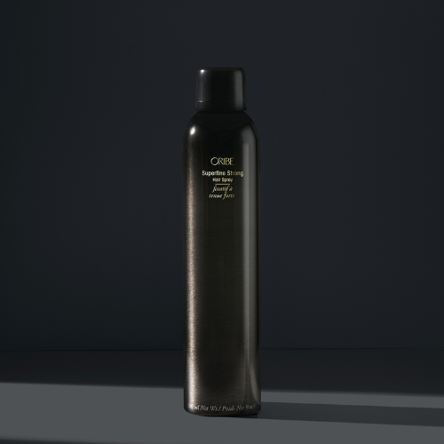 Le frère super fort de Superfine fait passer la laque pour cheveux au niveau supérieur, verrouillant les styles incontournables avec une brillance naturelle et brillante. Tenue