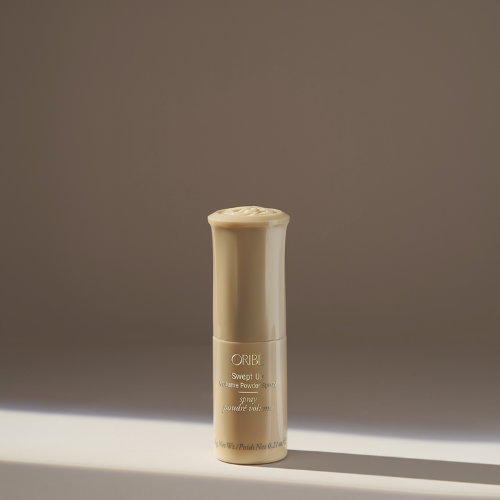 Ajoute un volume léger et aide à gonfler les cheveux de la racine.  Ajoute une texture légère pour mieux contrôler le coiffage.