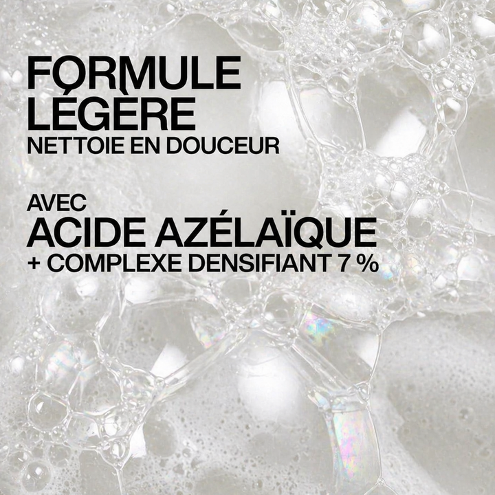 Texture mousse légère du shampoing Redken Acidic Grow Full avec bulles transparentes, formule à l’acide azélaïque et complexe densifiant 7 % pour cheveux fins.