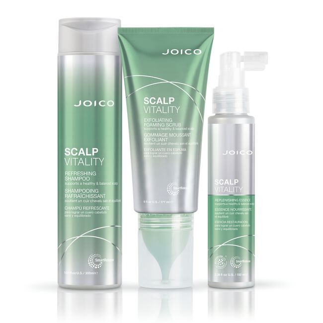 Trio de la gamme Joico Scalp Vitality : shampoing 300 ml, gommage moussant exfoliant 177 ml et essence restauratrice 100 ml, flacons vert et argent sur fond blanc.