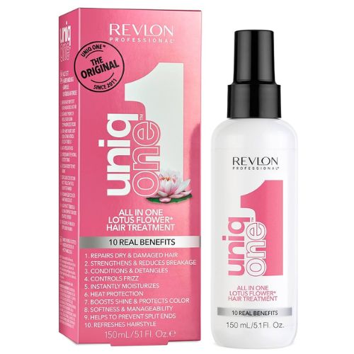 Flacon REVLON Uniq One Lotus Flower 150 ml avec boîte rose, traitement sans rinçage 10 bienfaits, bouteille blanche et rose avec pompe noire, fond blanc.