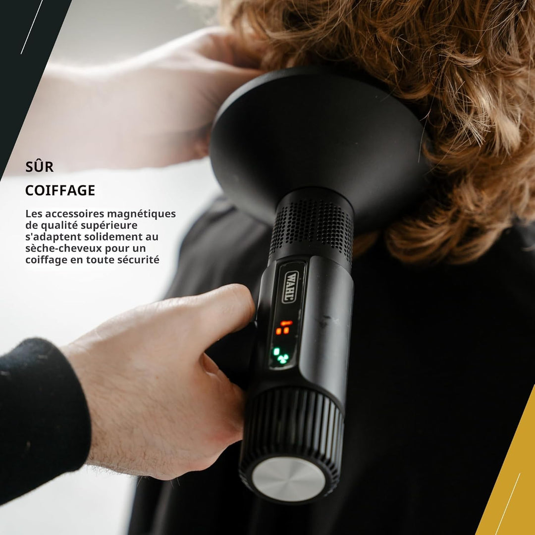 Séchoir WAHL Vanquish avec diffuseur noir en train de sécher des cheveux bouclés, coiffage sécurisé avec accessoire magnétique, rendu naturel des boucles.