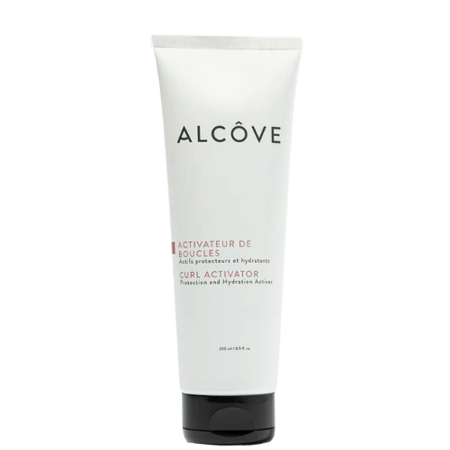 Tube blanc de 250 ml de l'Activateur de Boucles Alcôve, avec bouchon noir et inscriptions en noir et rose, présenté verticalement sur fond blanc.