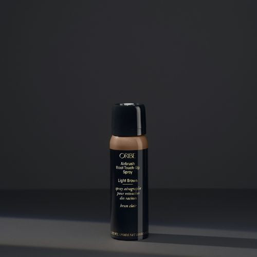 Permets de couvrir instantanément les cheveux gris aux racines.  Les pigments très fins se fondent fluidement avec votre teinte pour une couverture naturelle.  Sa formule en poudre à séchage rapide, absorbe aussi les saletés et le sébum pour rafraîchir les cheveux.