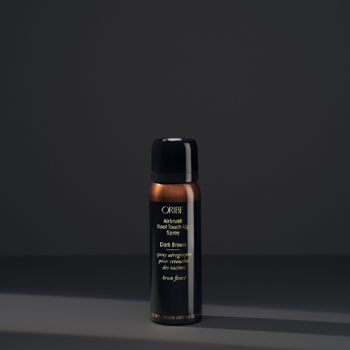Permets de couvrir instantanément les cheveux gris aux racines.  Les pigments très fins se fondent fluidement avec votre teinte pour une couverture naturelle.  Sa formule en poudre à séchage rapide, absorbe aussi les saletés et le sébum pour rafraîchir les cheveux.