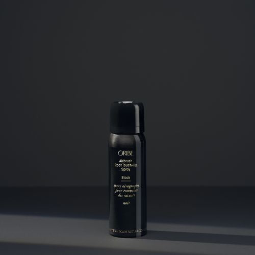 Permets de couvrir instantanément les cheveux gris aux racines.  Les pigments très fins se fondent fluidement avec votre teinte pour une couverture naturelle.  Sa formule en poudre à séchage rapide, absorbe aussi les saletés et le sébum pour rafraîchir les cheveux.