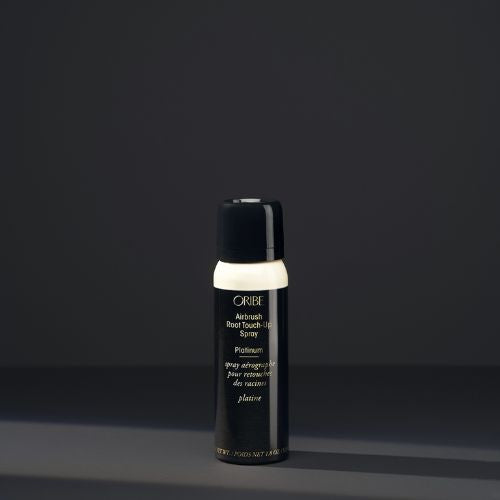 Permets de couvrir instantanément les cheveux gris aux racines.  Les pigments très fins se fondent fluidement avec votre teinte pour une couverture naturelle.  Sa formule en poudre à séchage rapide, absorbe aussi les saletés et le sébum pour rafraîchir les cheveux.