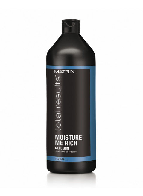 Bouteille noire et bleue de 1 litre du revitalisant Moisture Me Rich de Matrix, enrichi en glycérine et huile d’abricot pour hydrater, adoucir et illuminer les cheveux secs ou colorés